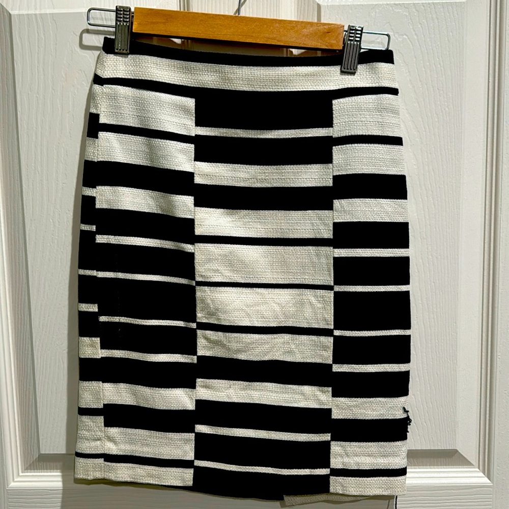 Beautiful stripped pencil skirt from Ann Taylor! Size 00P